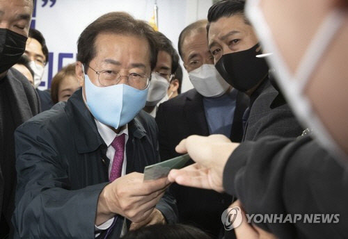 홍준표 국민의힘 의원이 8일 서울 영등포구 여의도 BNB타워에서 열린 jp희망캠프 해단식에서 한 청년으로부터 손편지를 받고 있다. 연합뉴스